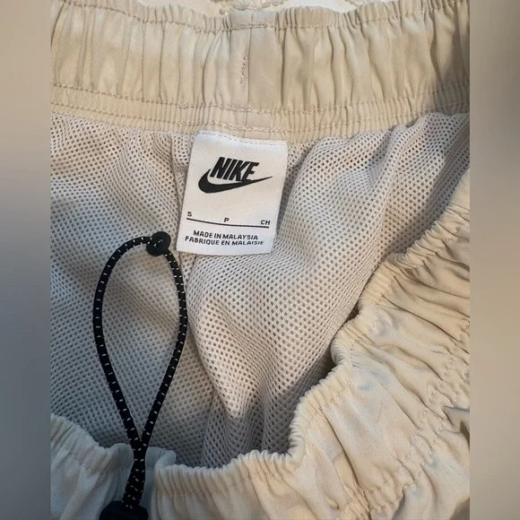 Nike Women’s Cargo Pants - Picture 3 of 4